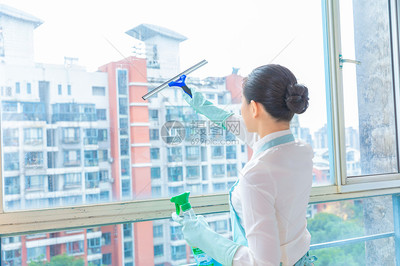 專業(yè)保潔服務(wù) 玻璃清潔的重要性與實施方法